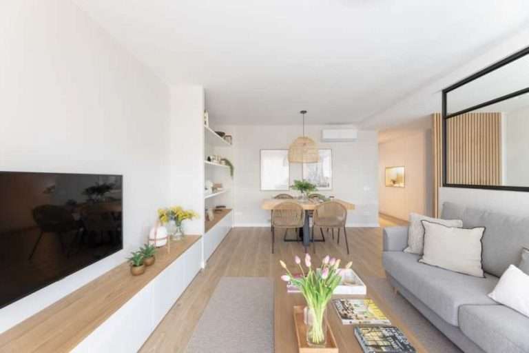 El estilo Scandi lleva la serenidad y el equilibro a toda esta vivienda diseñada por Laura Martínez