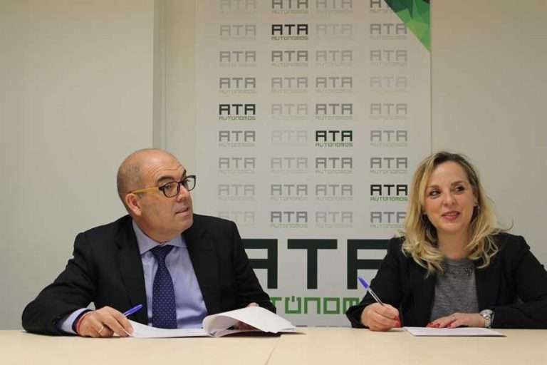 nora garcía ( fai) y lorenzo amor (ata) durante la firma del convenio 1