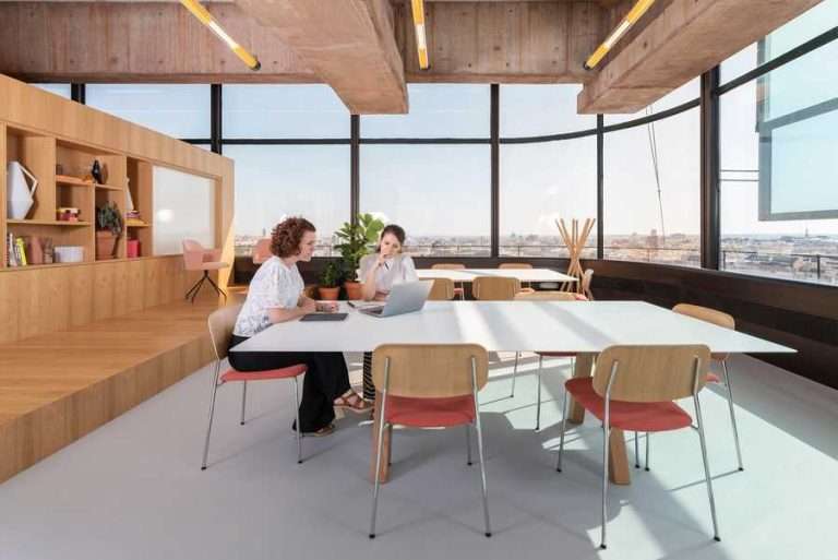 El 81% de los directores financieros considera que el trabajo híbrido representa un ahorro de recursos