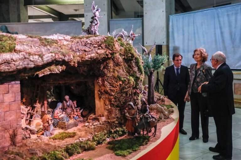 Almeida inaugura el belén de Cibeles con el que el Madrid estrena la Navidad 2023