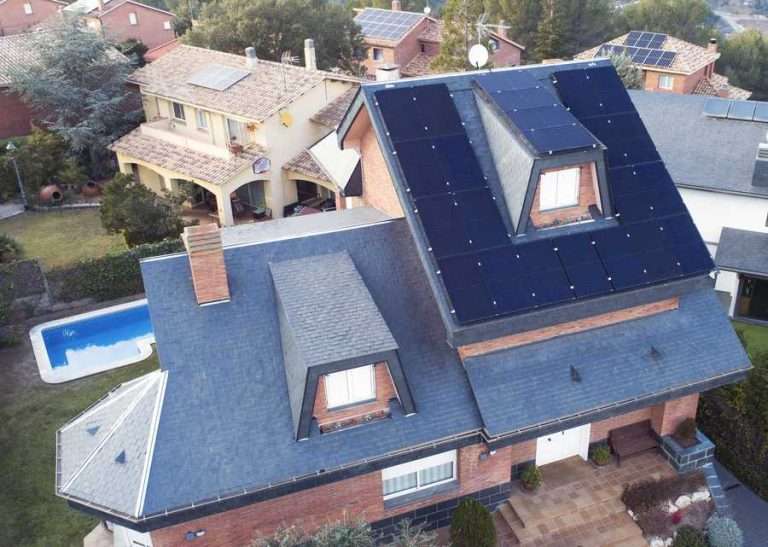 Placas solares: la mayoría quiere instalarlas, pero cree que son caras y desconoce las ayudas