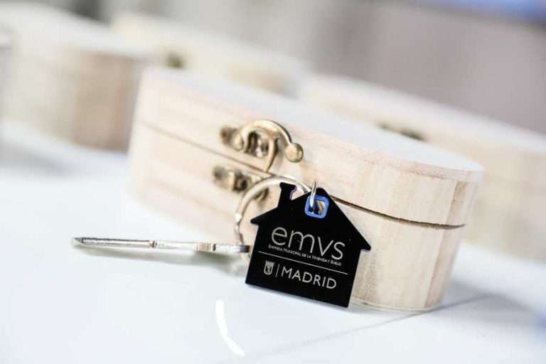 Almeida entrega 102 viviendas de alquiler asequible en el ecobarrio de Puente de Vallecas