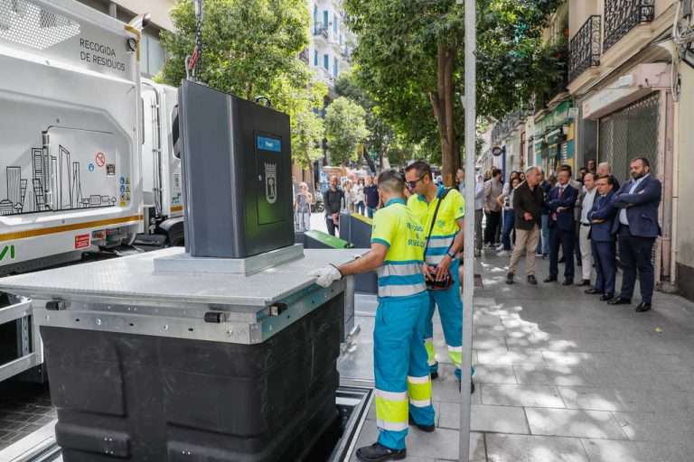 El distrito de Centro estrena sus primeros contenedores soterrados como parte del proceso para “hacer de Madrid una ciudad más limpia”