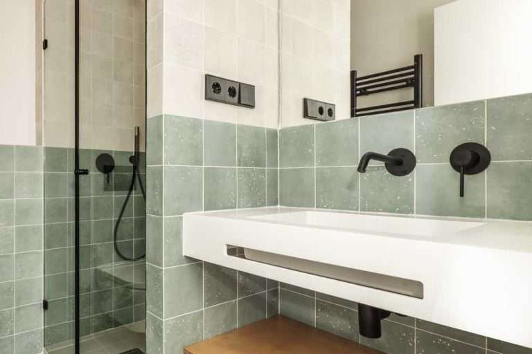 Ideas para decorar y ganar espacio en baños pequeños