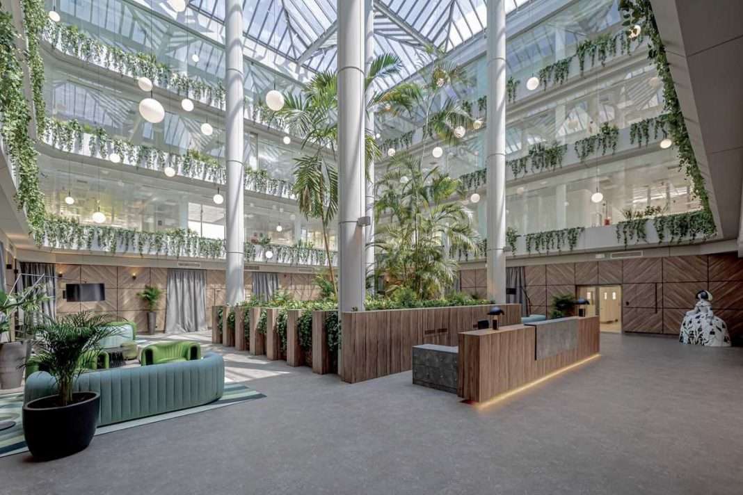 El edificio de oficinas de Madrid que esconde un invernadero de seis plantas de altura en su interior