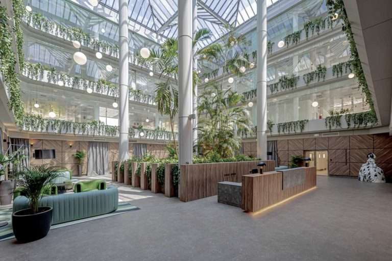 El edificio de oficinas de Madrid que esconde un invernadero de seis plantas de altura en su interior