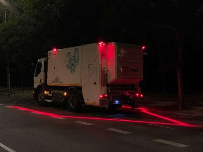 Nuevo sistema de iluminación en vehículos de limpieza en Madrid para mejorar la seguridad