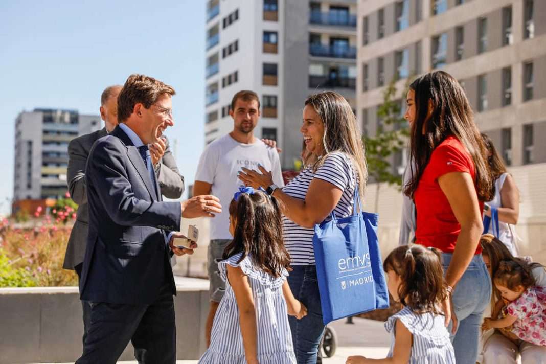 Almeida se compromete a “seguir trabajando de manera incansable” para solucionar el problema de la falta de vivienda