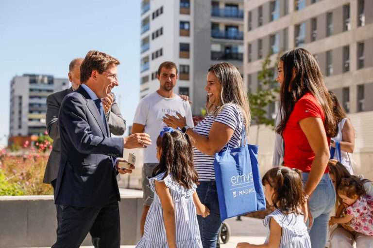 Almeida entrega nuevas viviendas asequibles para combatir la falta de vivienda en Madrid