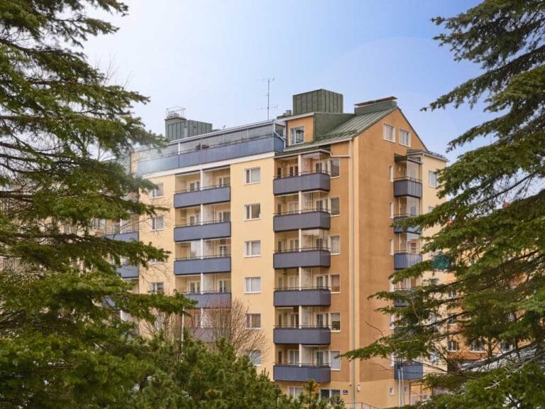 LUMON PRESENTA SU PRIMERA FACHADA CON BARANDILLAS FOTOVOLTAICAS, CAPAZ DE REDUCIR MÁS DE UN TERCIO DEL CONSUMO MEDIO DE ELECTRICIDAD