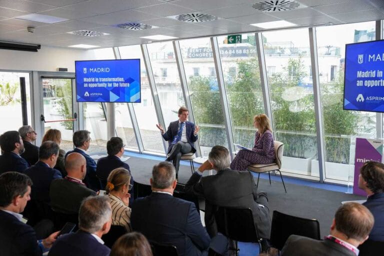 Martínez-Almeida y Carolina Roca debaten el futuro residencial en MIPIM
