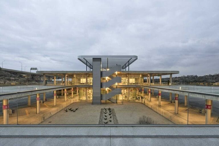 500 metros de barandillas Comenza protegen la nueva estación de autobuses de la T4 de Madrid