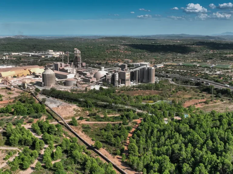 El consumo de cemento cierra el primer trimestre con un crecimiento del 7,8%