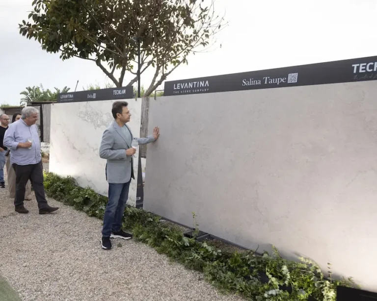 La marca Techlam crea la primera piedra sinterizada del mundo impresa en relieve 3D con propiedades antideslizantes