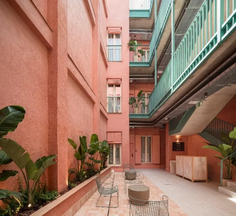 Color, luz y patios en Sevilla: de edificio industrial a apartamentos turísticos, por CM4 Arquitectos