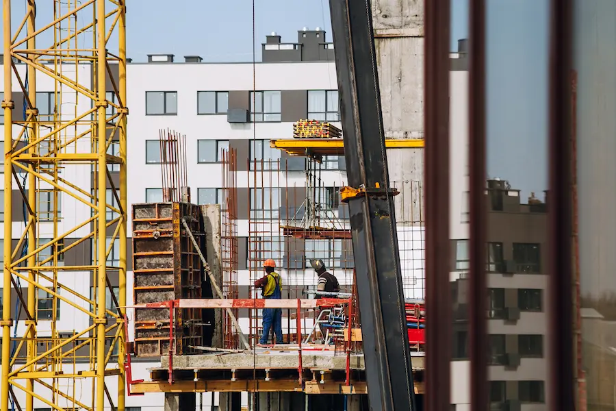 Construcción industrializada La construcción industrializada avanza en España reduciendo un 60 % los tiempos y un 30 % las emisiones