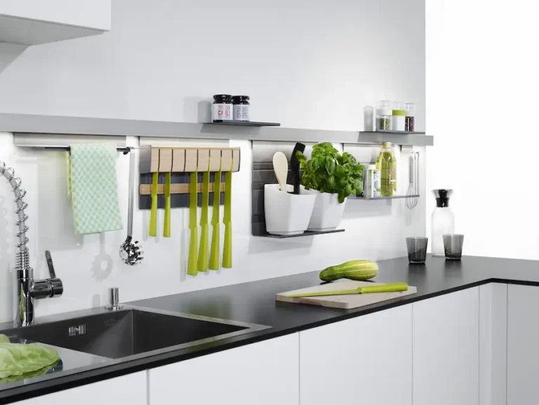 AMC explica cómo lograr que una cocina pequeña se sienta más amplia