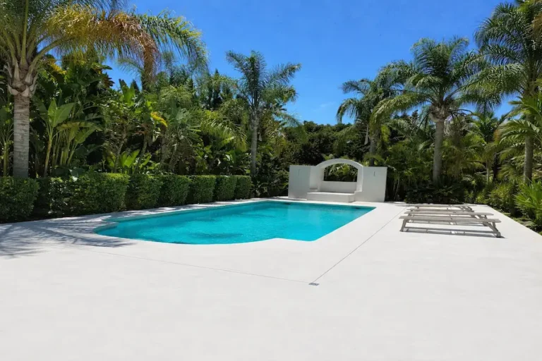 Las piscinas sin juntas transforman el diseño exterior